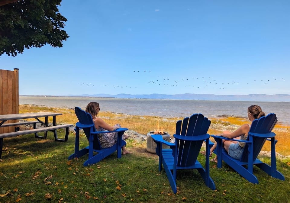 Instant plein air : détendez-vous dans les chaises bleues face à la rivière et aux montagnes majestueuses. Profitez de la lumière, du calme et de la beauté du paysage pour savourer chaque instant en pleine harmonie avec la nature.