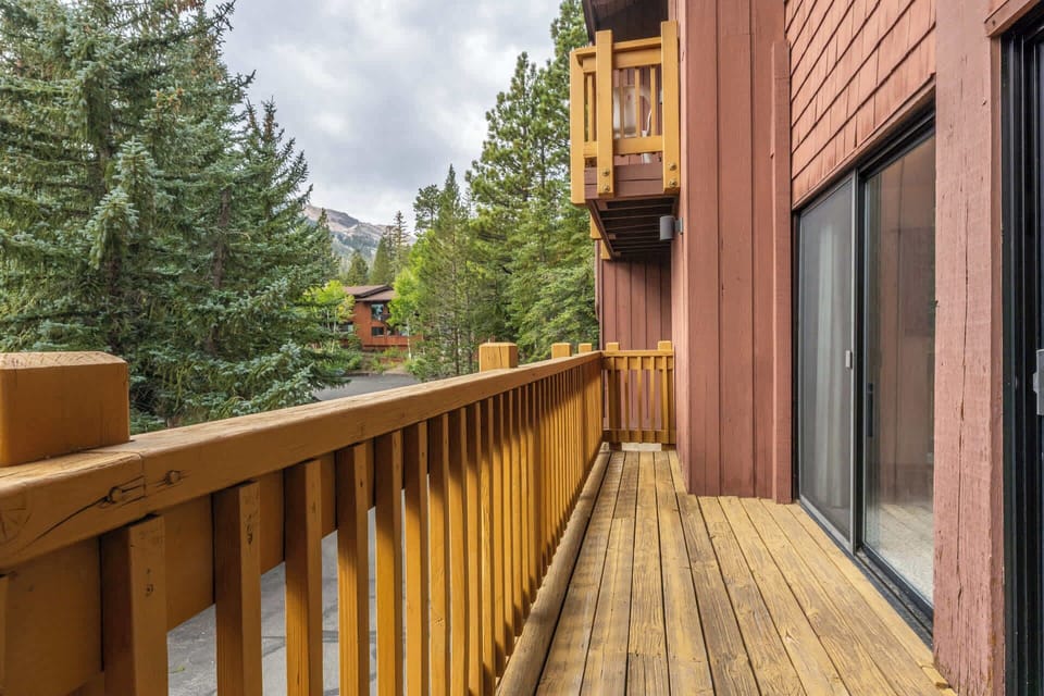 Spacious balcony w/ beautiful mountain views!