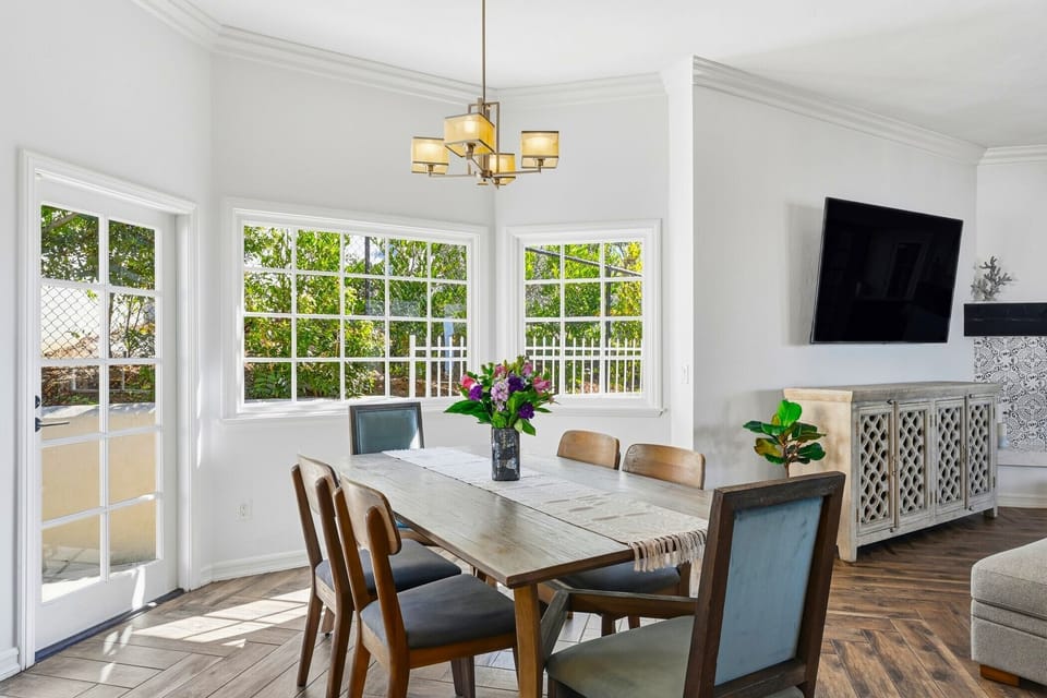 Breakfast table off the kitchen