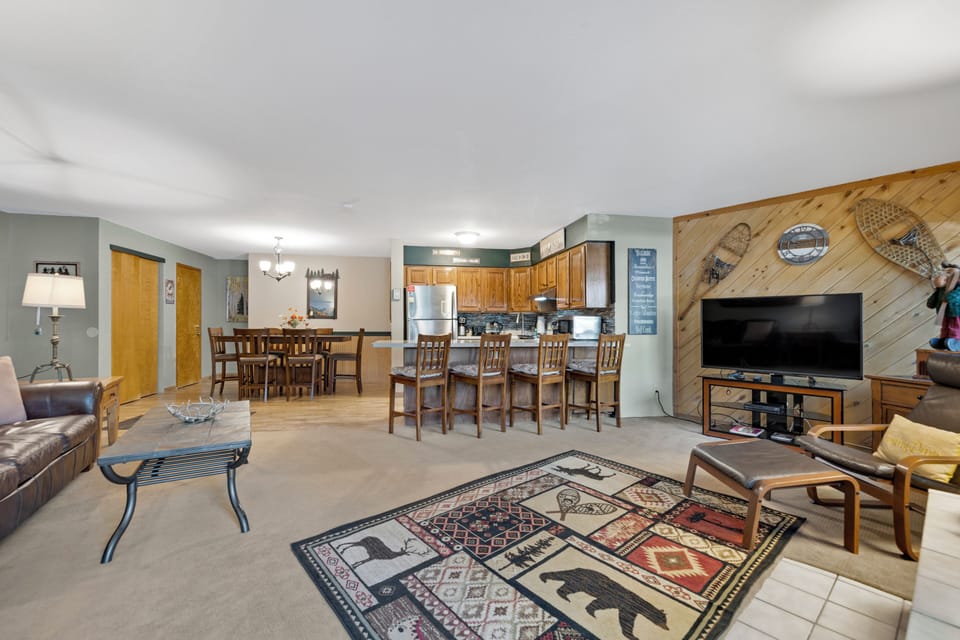 Living Room/Dining Area