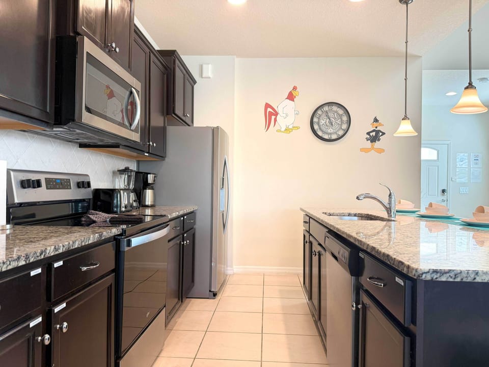 Modern kitchen with all the essentials—cookware, utensils & appliances included.