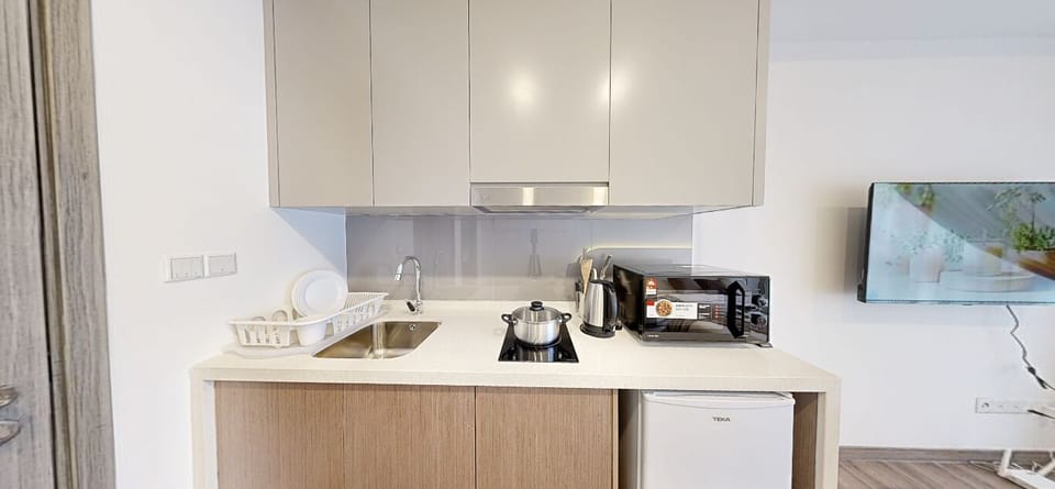 Family Double Room, City View | Private kitchen | Full-size fridge, microwave, oven, stovetop