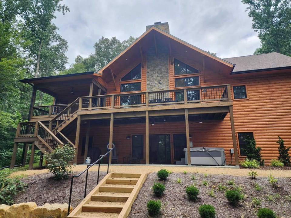 Spacious cabin retreat with expansive deck and forest views