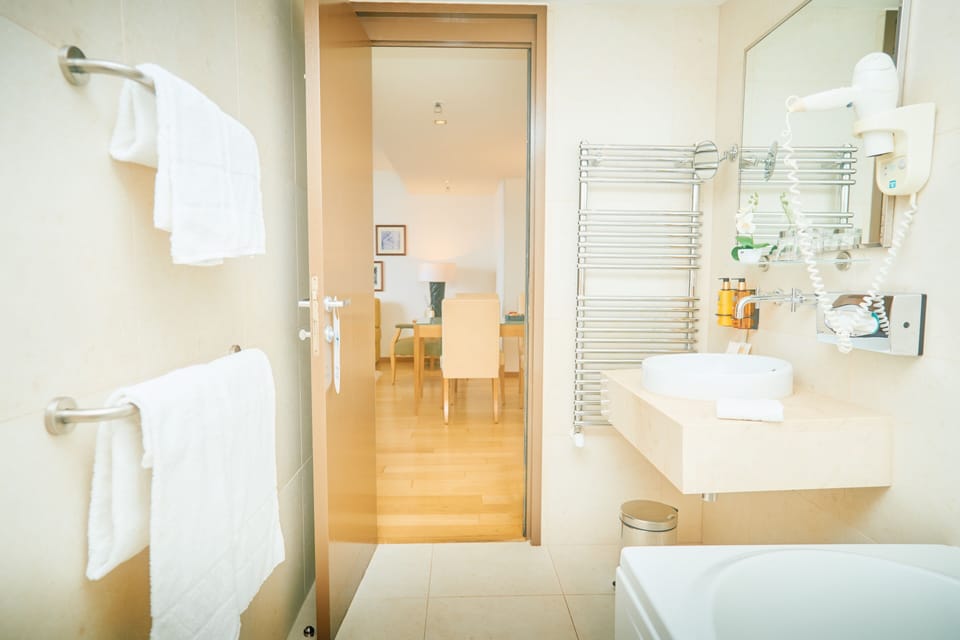 Junior Suite, 1 Double Bed | Bathroom | Free toiletries, hair dryer, towels