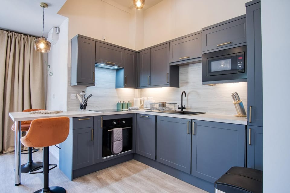 Apartment (0 Bedroom) | Private kitchen | Microwave, oven, stovetop, electric kettle