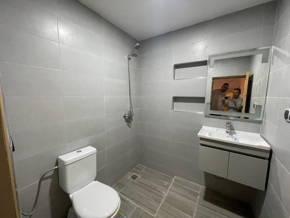 Comfort Room, Valley View | Bathroom | Slippers, towels, soap, shampoo