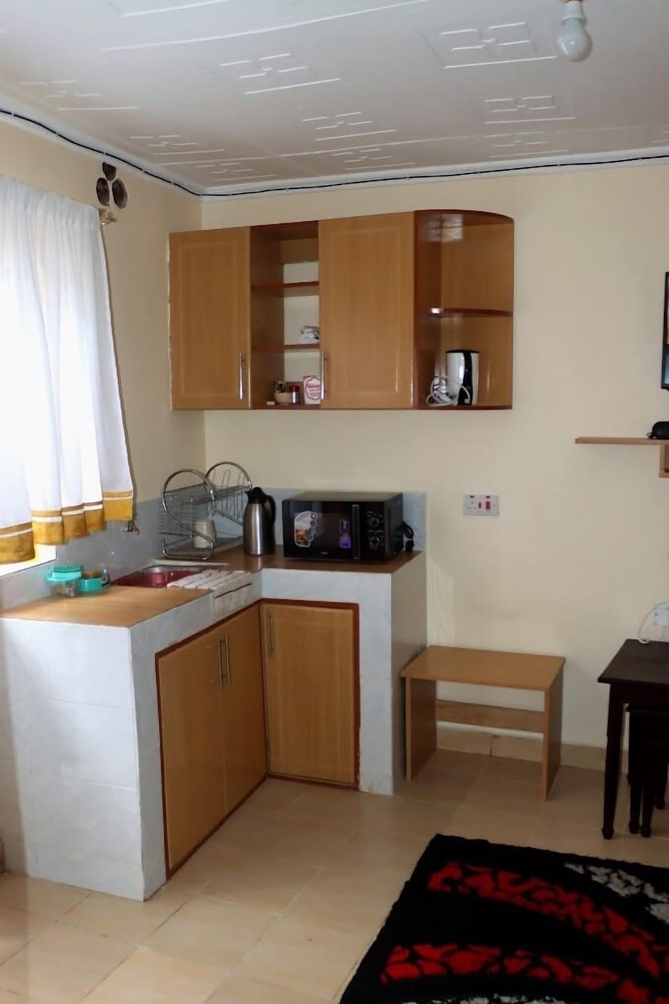 Deluxe Apartment | Private kitchen | Fridge, microwave, cookware/dishes/utensils