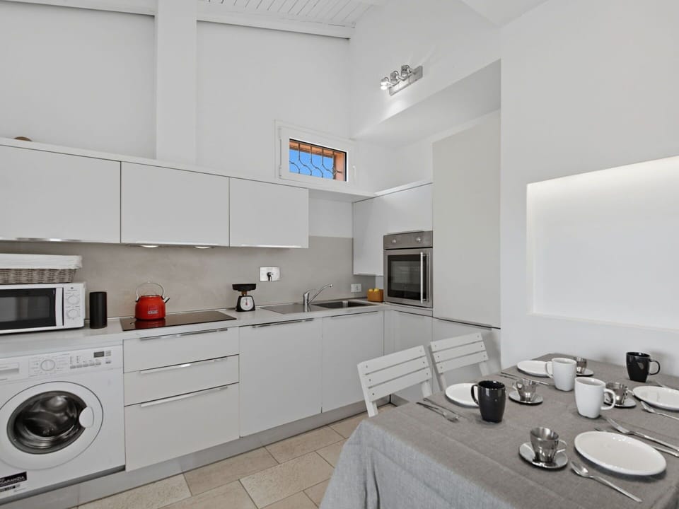 Kitchen, Kitchen Appliance, Major Appliance, Flooring, Countertop, Interior Design, Furniture, Floor, Ceiling, Home Appliance