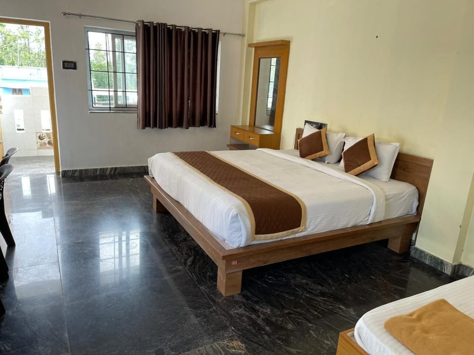 Deluxe Triple Room | Premium bedding, pillowtop beds, desk, laptop workspace