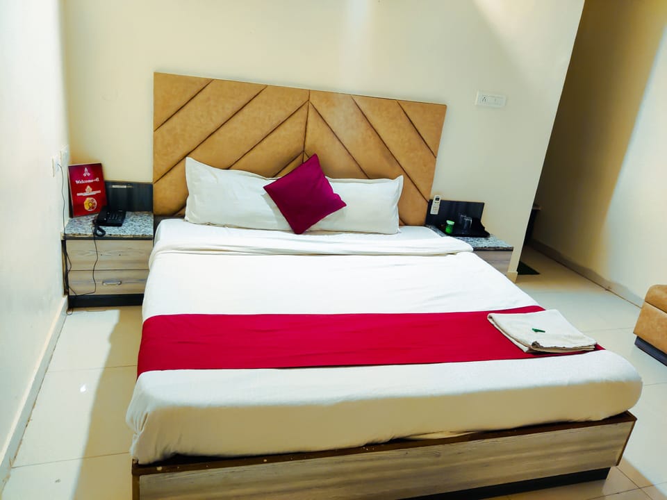Deluxe Room, Air conditioning | Desk, laptop workspace, rollaway beds, free WiFi