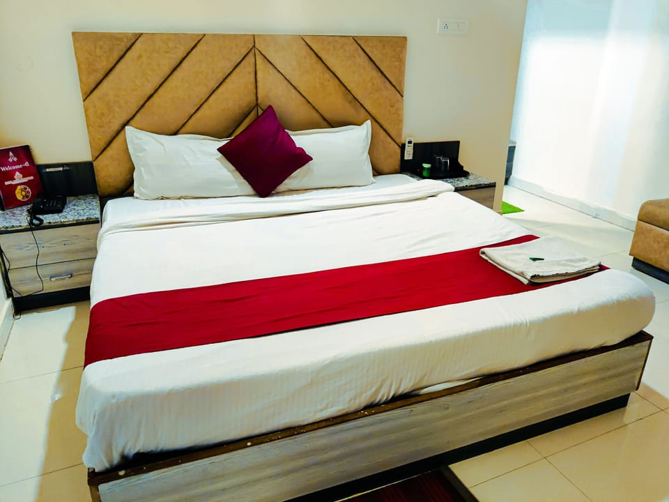 Deluxe Room, Air conditioning | Desk, laptop workspace, rollaway beds, free WiFi