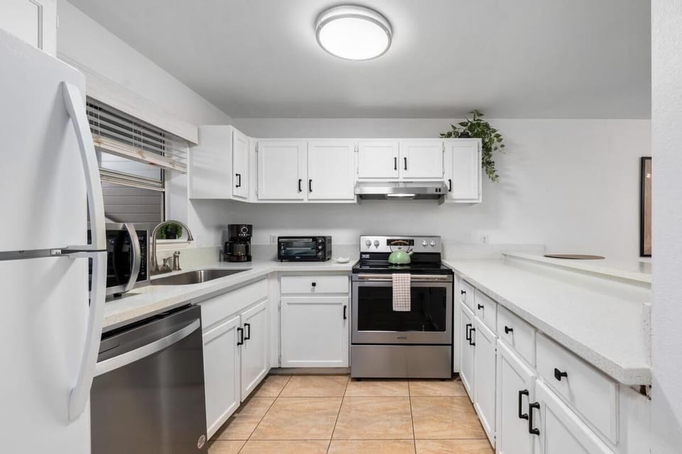 Condo, 2 Bedrooms | Private kitchen | Fridge, oven, coffee/tea maker, toaster