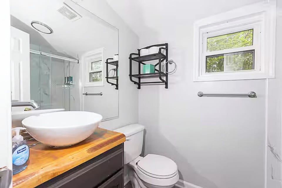 Clean, Modern Bathrooms w/plush towels & essentials
