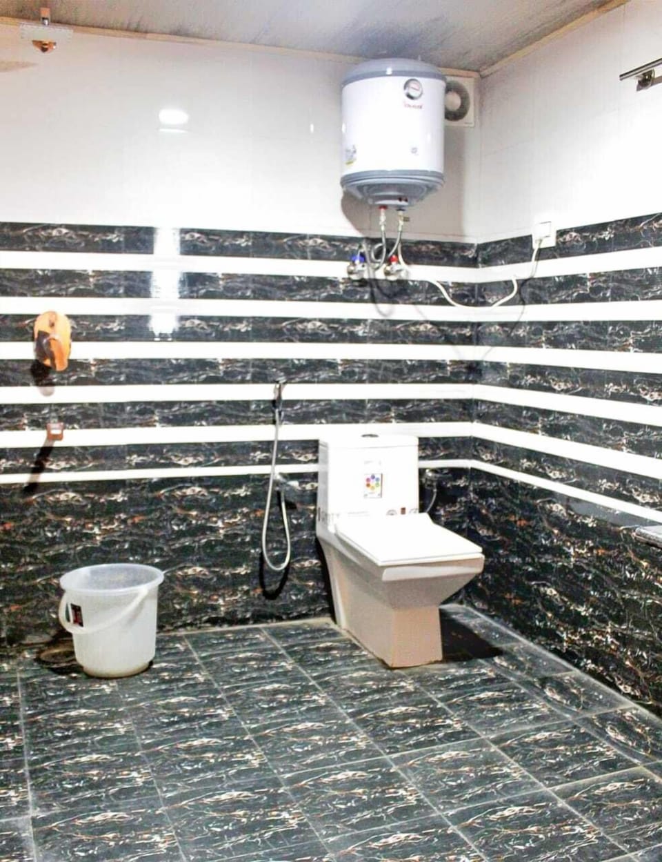 Deluxe Room | Bathroom | Shower, free toiletries, towels, soap