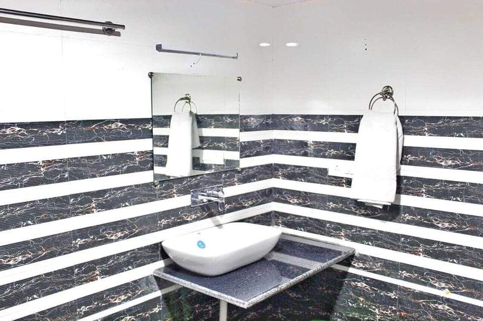 Deluxe Room | Bathroom | Shower, free toiletries, towels, soap