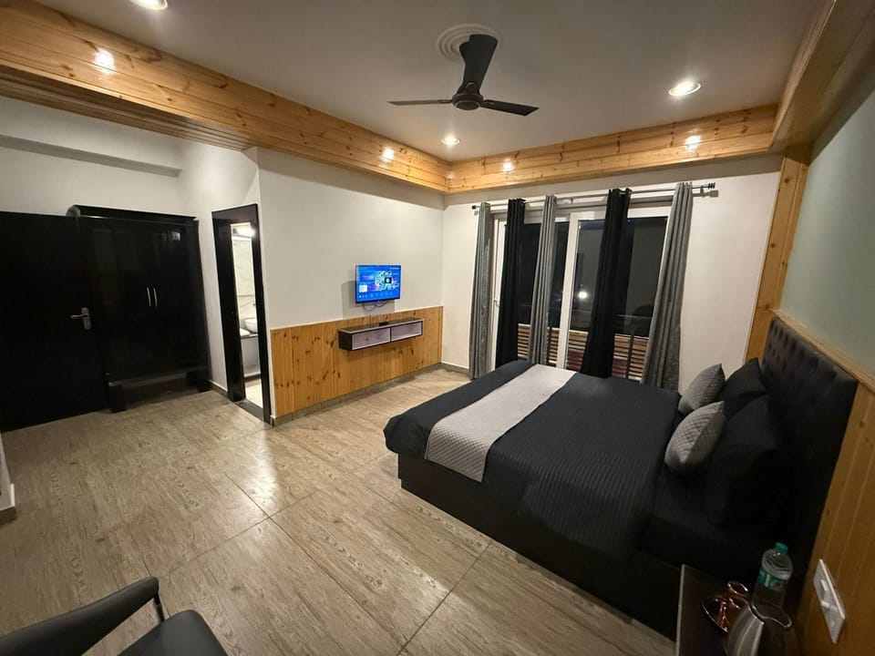 Deluxe Room, Balcony, Hill View | Bed sheets