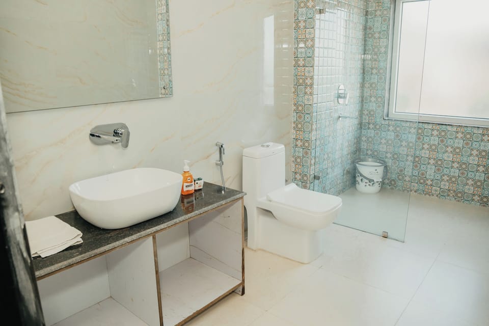 Deluxe Room, Balcony, Hill View | Bathroom | Shower, towels, soap, shampoo