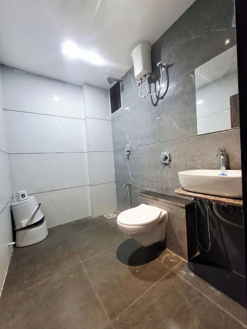 Slippers, bidet