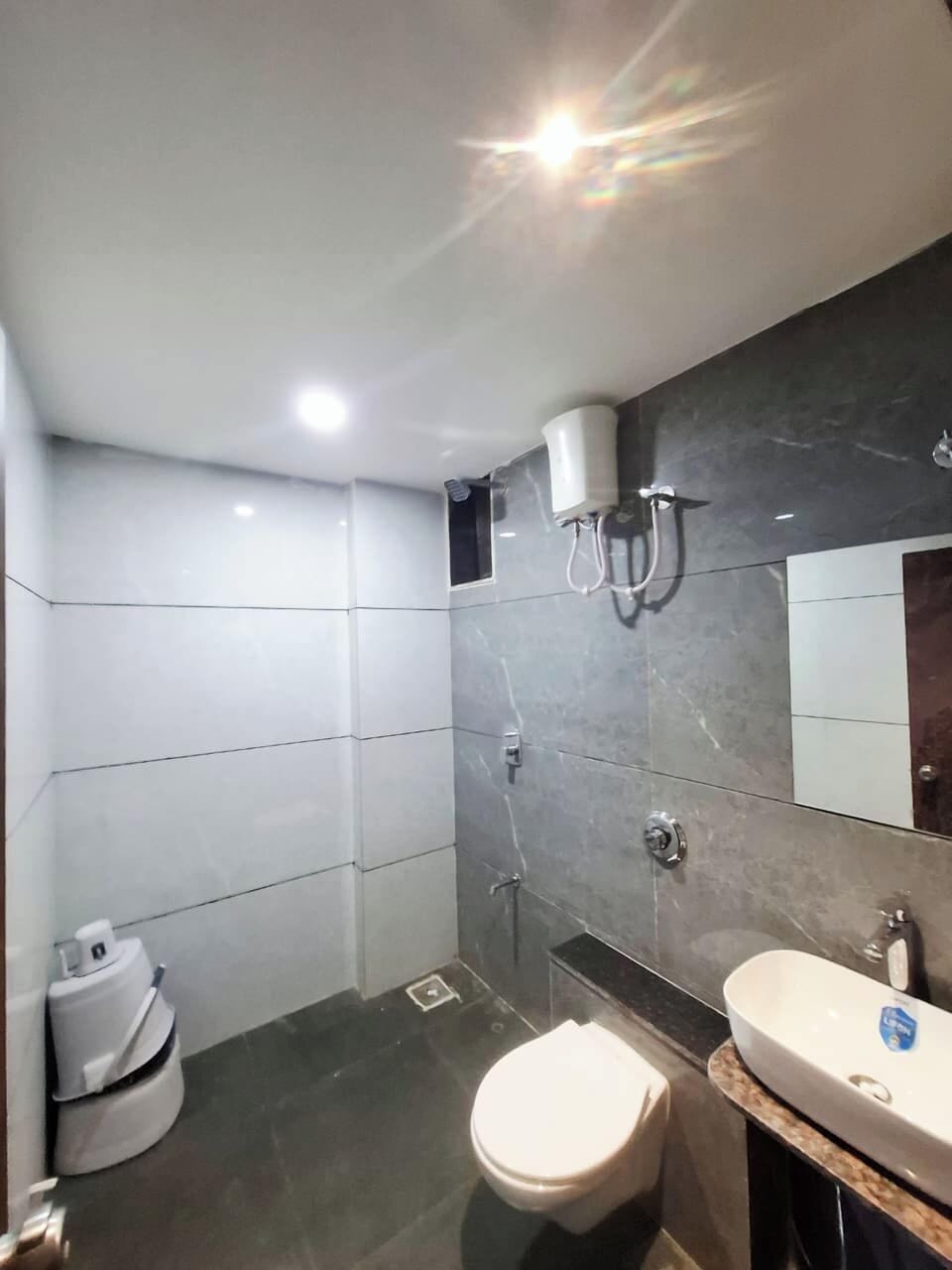 Slippers, bidet