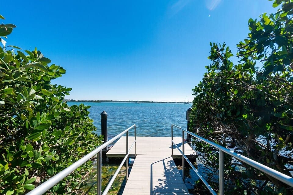 Floating private dock
