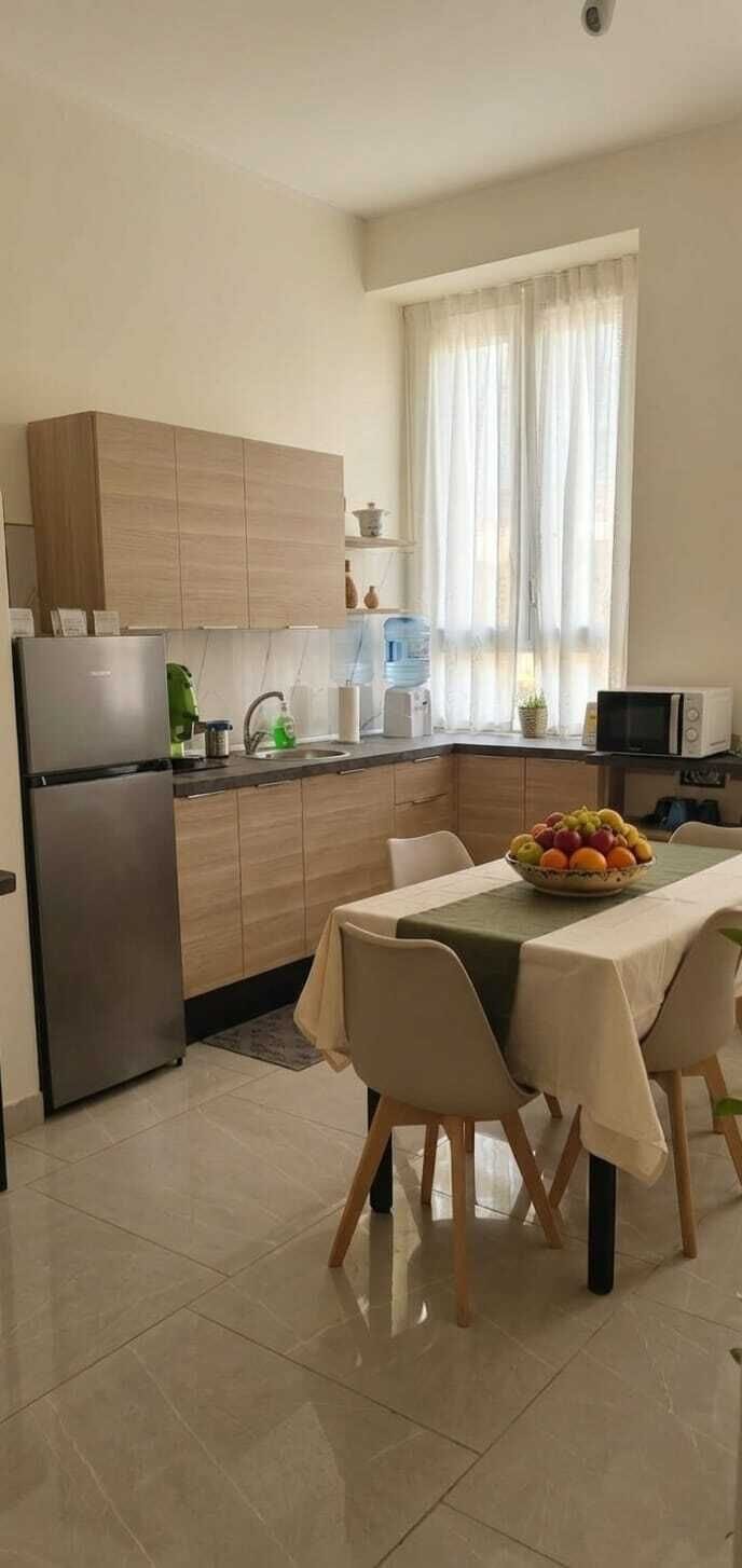Microwave, cookware/dishes/utensils