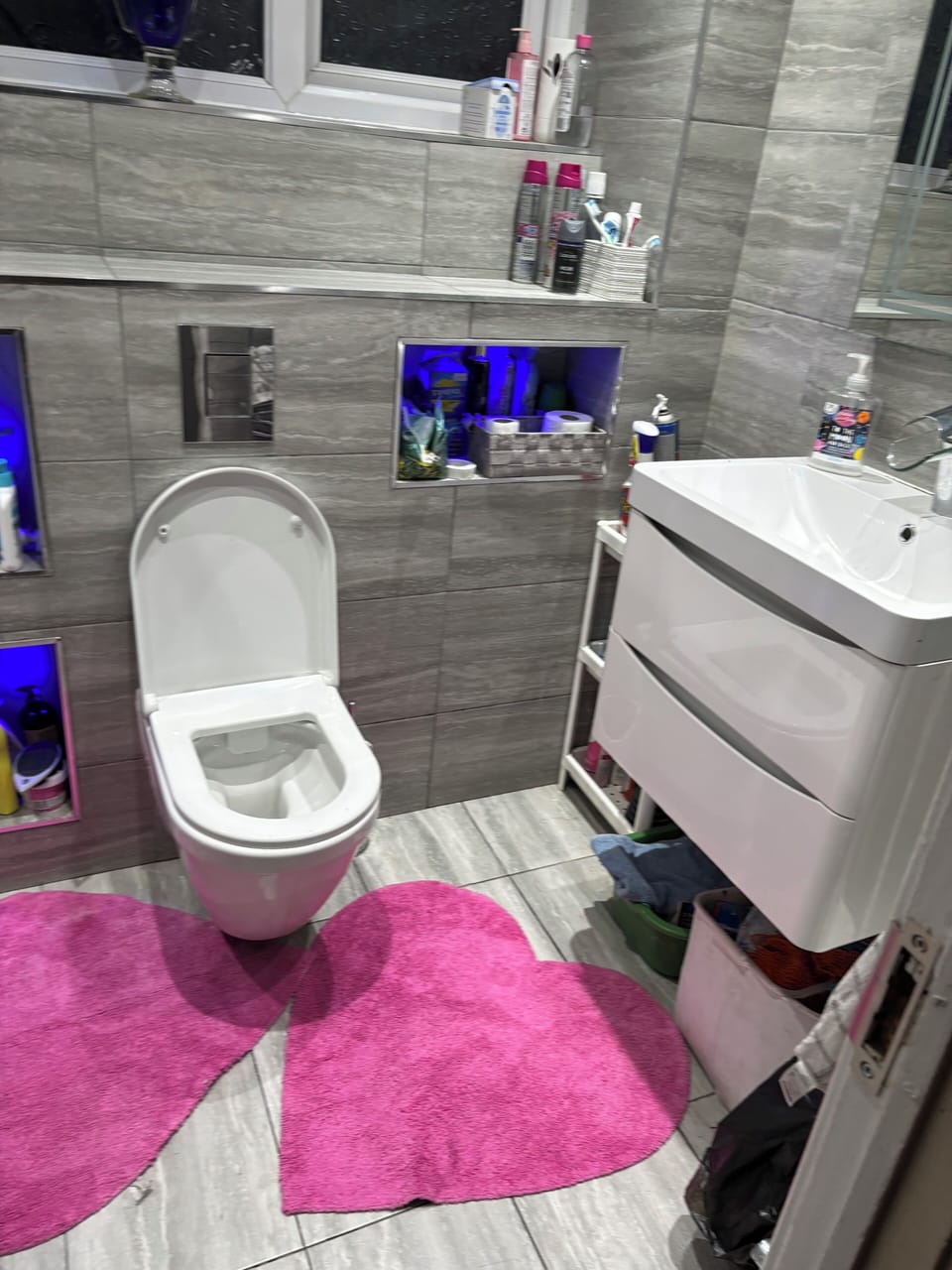 Combined shower/tub, towels, soap, shampoo