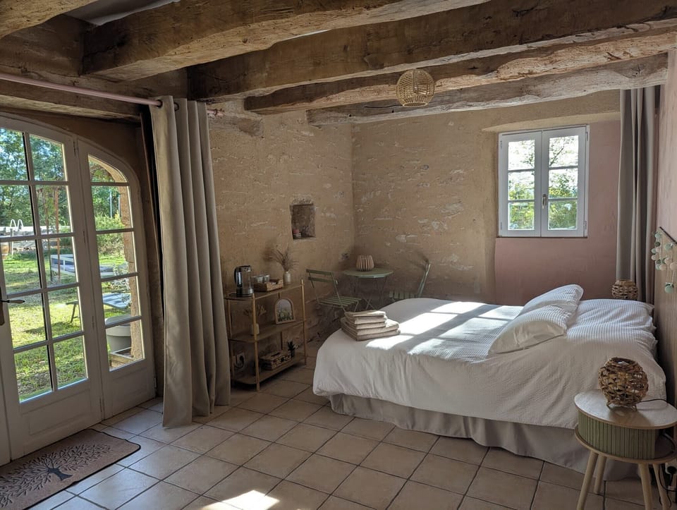 Comfort Double Room, 1 Queen Bed, Non Smoking, Pets Allowed | Premium bedding, blackout drapes, bed sheets