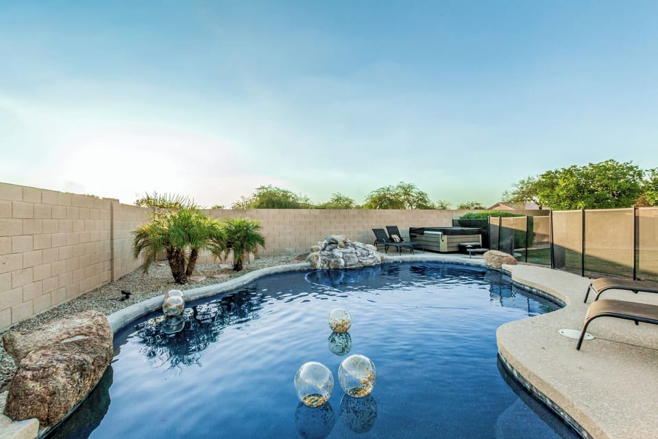 Sparkling pool with hot tub!