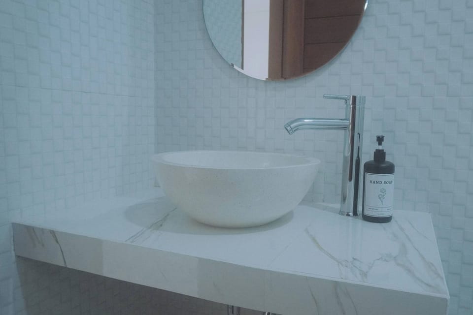 Deluxe King or Queen Room | Bathroom | Shower, rainfall showerhead, free toiletries, towels