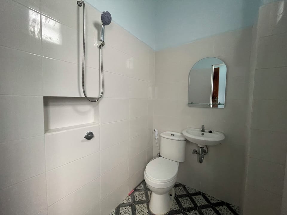 Standard Room | Bathroom | Shower, free toiletries, slippers, towels