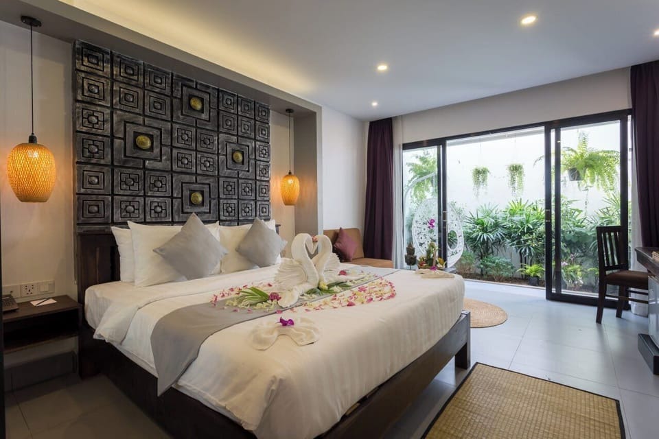 Deluxe King Room | Egyptian cotton sheets, premium bedding, pillowtop beds, minibar