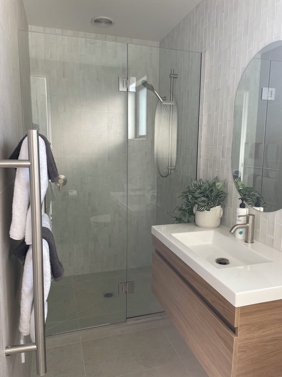 Superior Apartment | Bathroom | Shower, free toiletries, hair dryer, towels