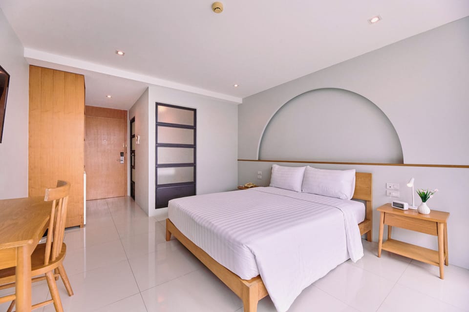 Superior Single Room, Balcony | In-room safe, desk, laptop workspace, blackout drapes
