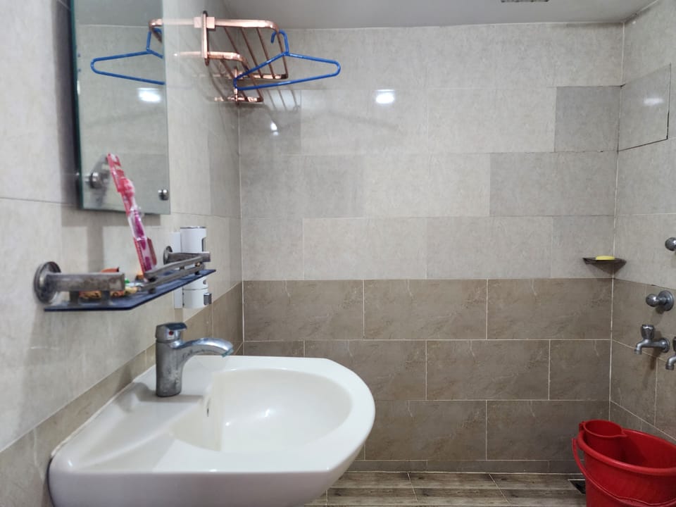 Deluxe Single Room, Balcony, Pool View | Bathroom | Free toiletries, towels, soap, shampoo