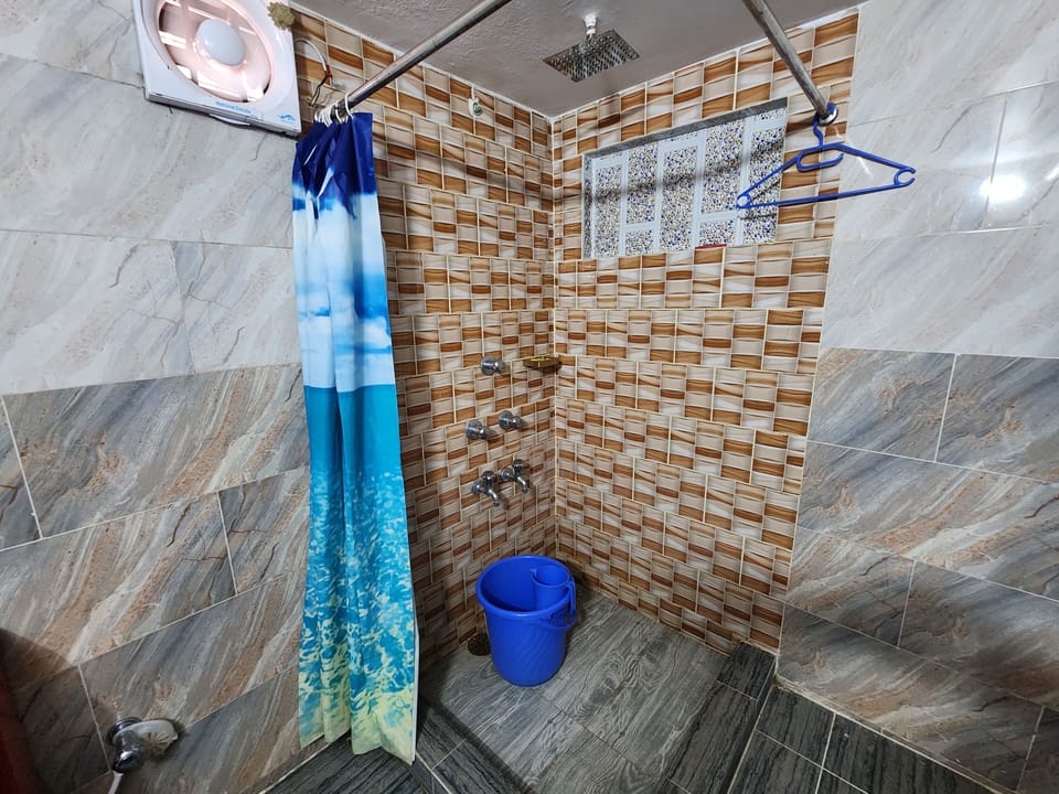 Deluxe Double or Twin Room, Balcony, Lake View | Bathroom | Free toiletries, towels, soap, shampoo