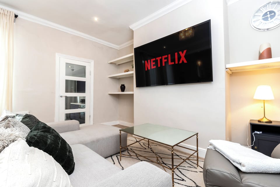 Apartment, 4 Bedrooms | Living room