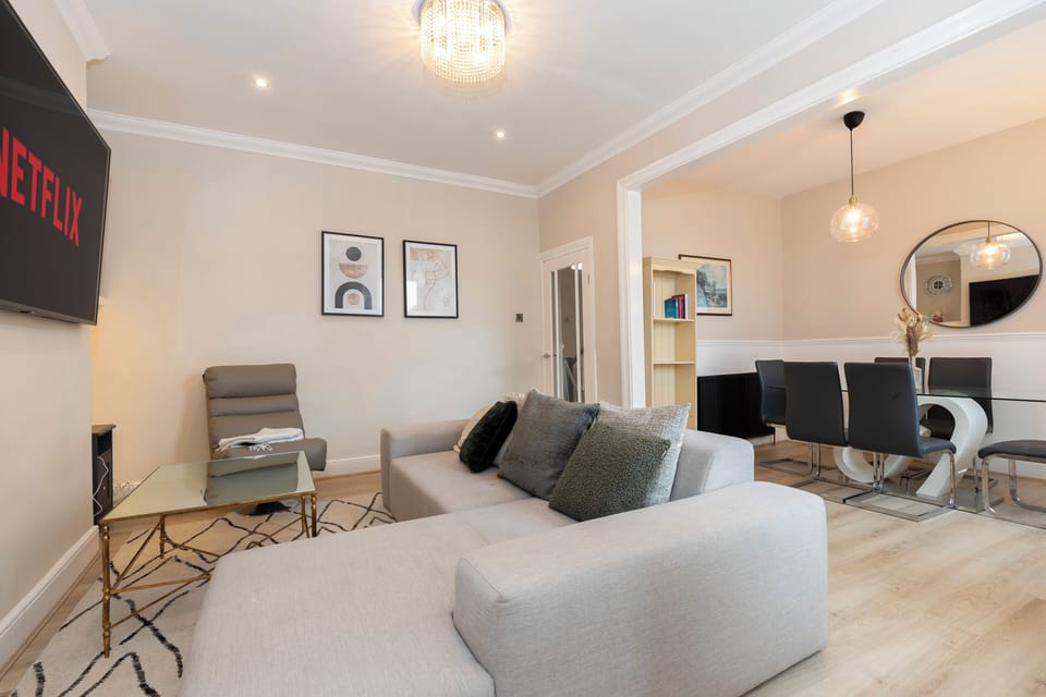 Apartment, 4 Bedrooms | Living room