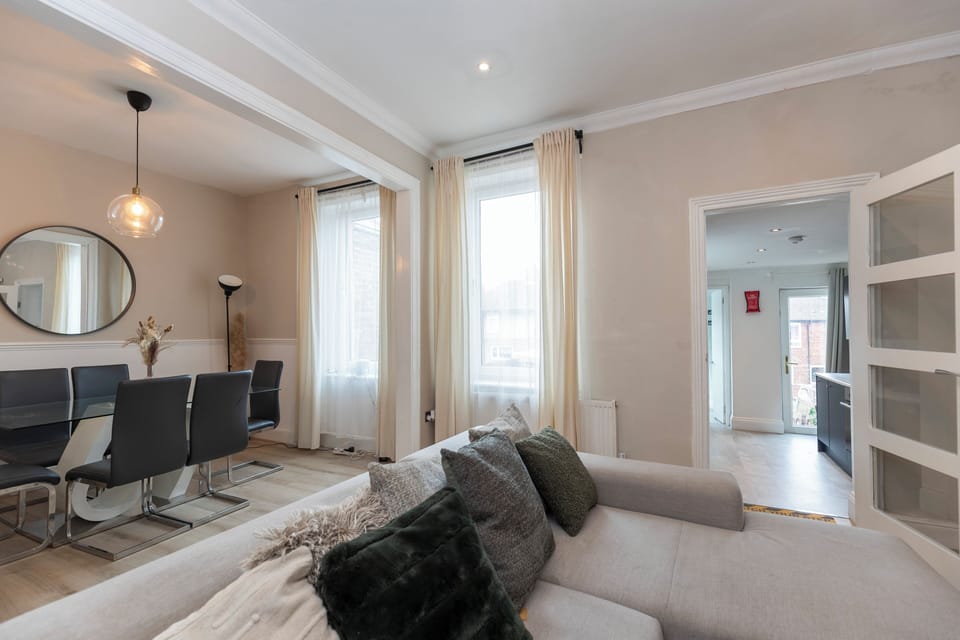 Apartment, 4 Bedrooms | Living room