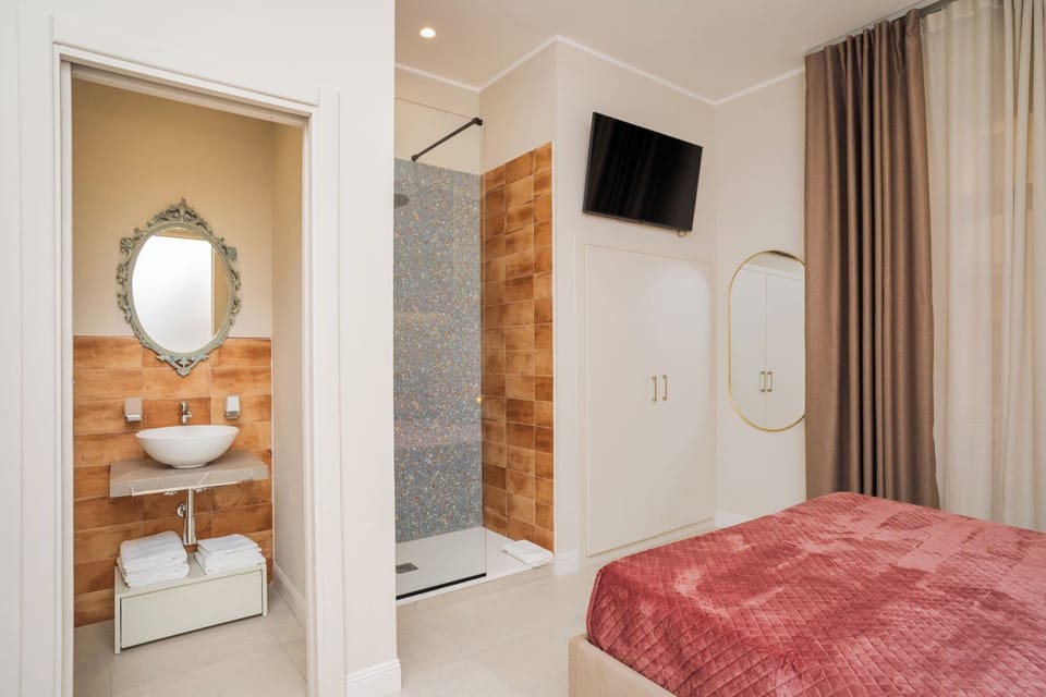 Room | Bathroom | Shower, rainfall showerhead, free toiletries, hair dryer
