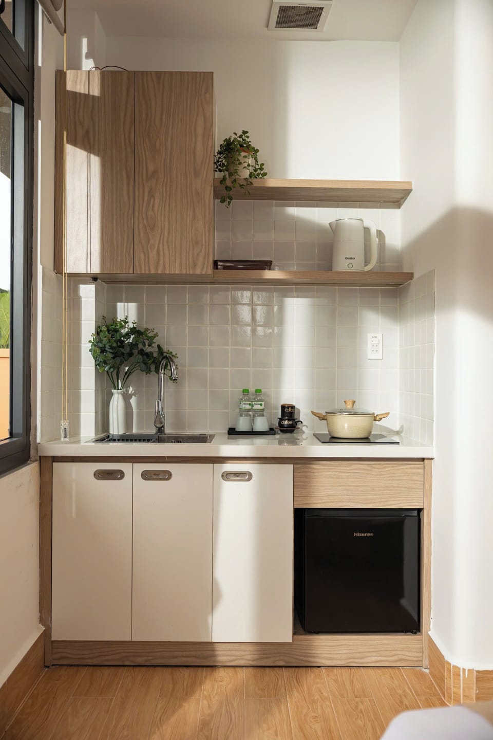 Deluxe Studio, 1 Queen Bed, Non Smoking, City View | Private kitchen | Mini-fridge, stovetop, cookware/dishes/utensils