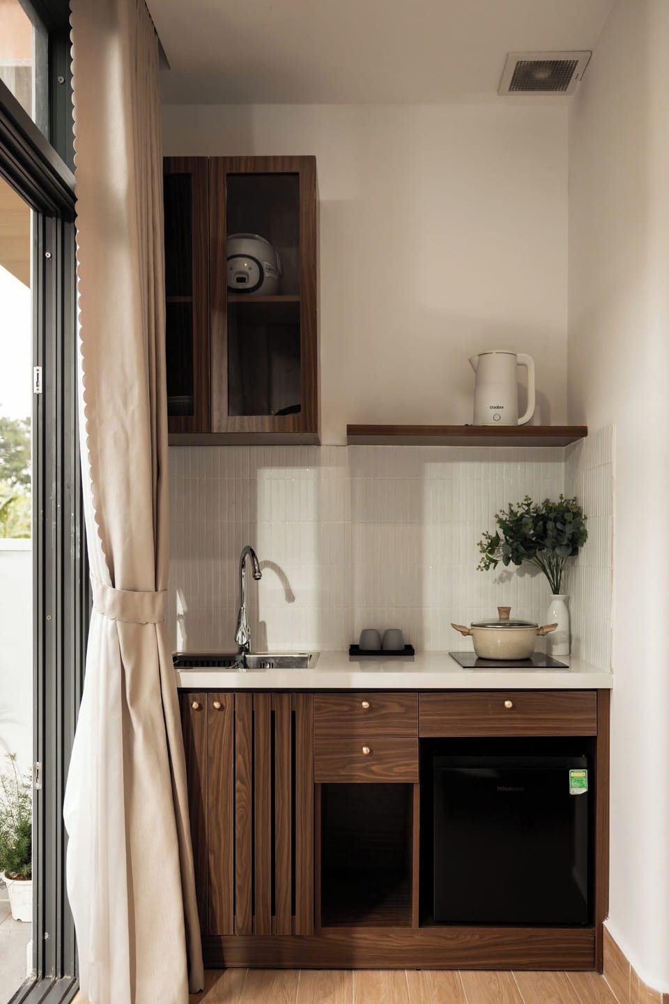 Deluxe Studio, 1 Queen Bed, Non Smoking, City View | Private kitchen | Mini-fridge, stovetop, cookware/dishes/utensils