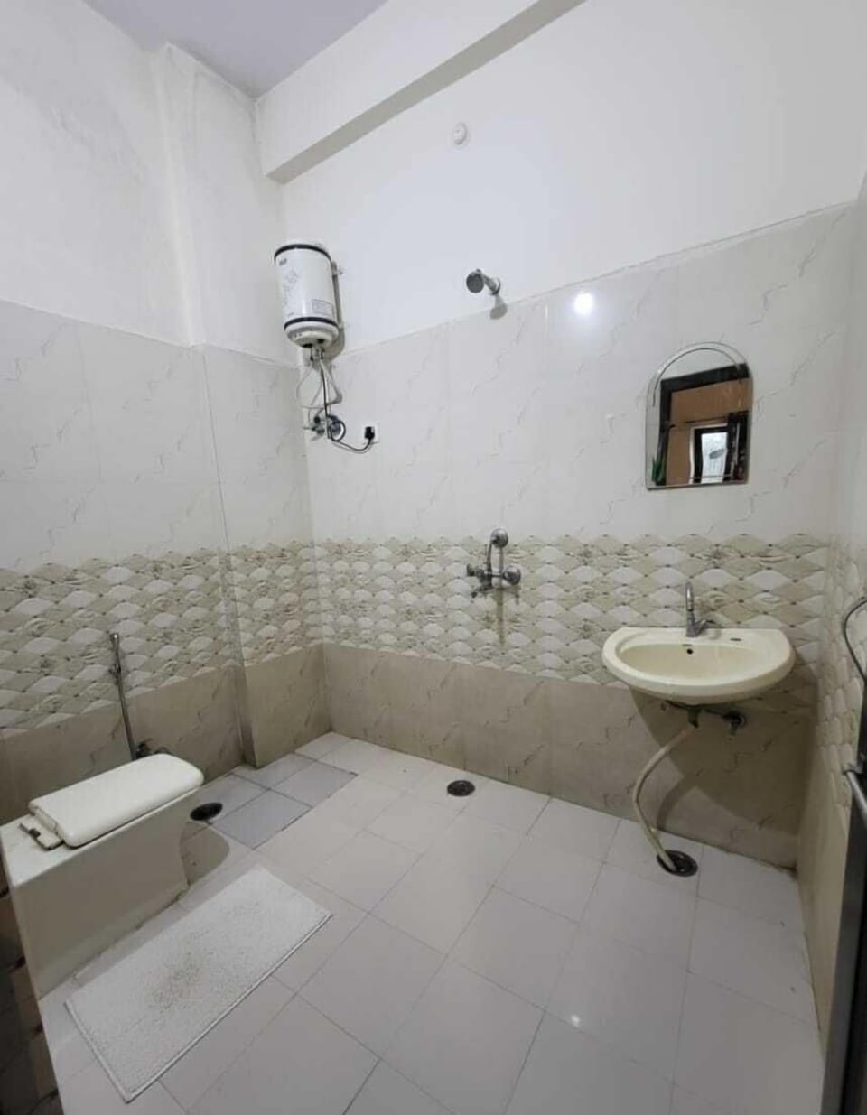 Standard Room | Bathroom | Shower, free toiletries, towels, soap