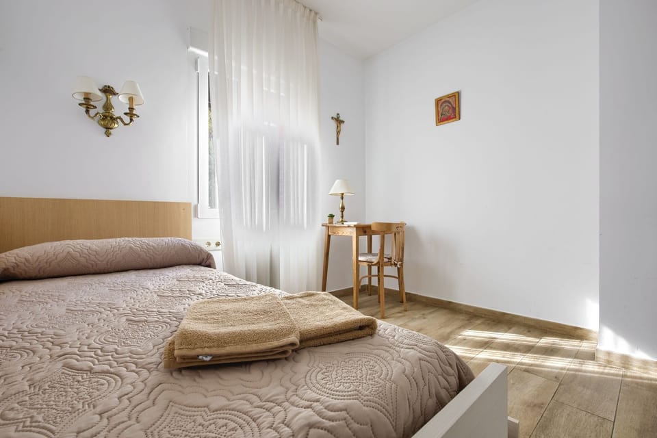 Basic Single Room, 1 Twin Bed, Non Smoking, Private Bathroom | Desk, WiFi, bed sheets
