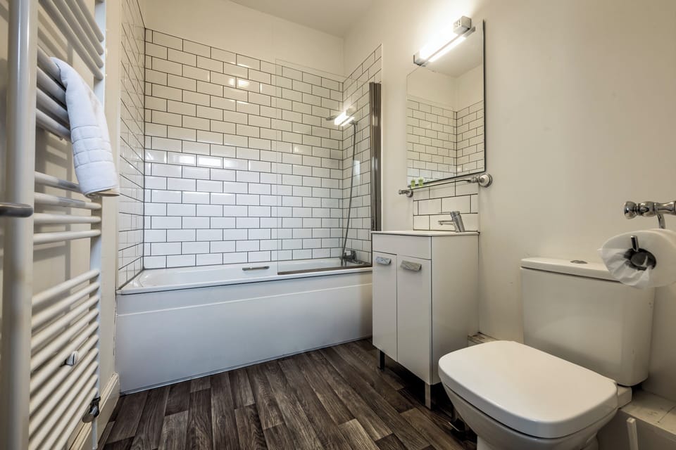 Standard Apartment | Bathroom | Shower, free toiletries, hair dryer, towels