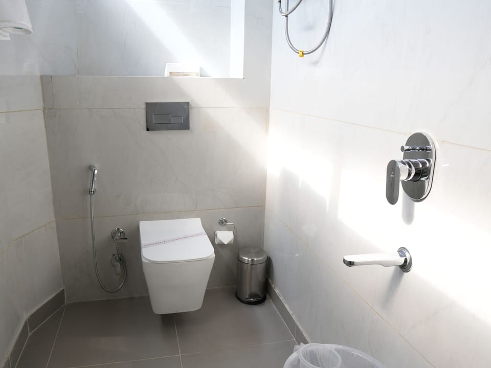Standard Room | Bathroom | Shower, free toiletries, towels