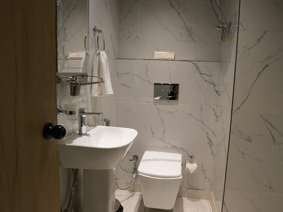 Standard Room | Bathroom | Shower, free toiletries, towels