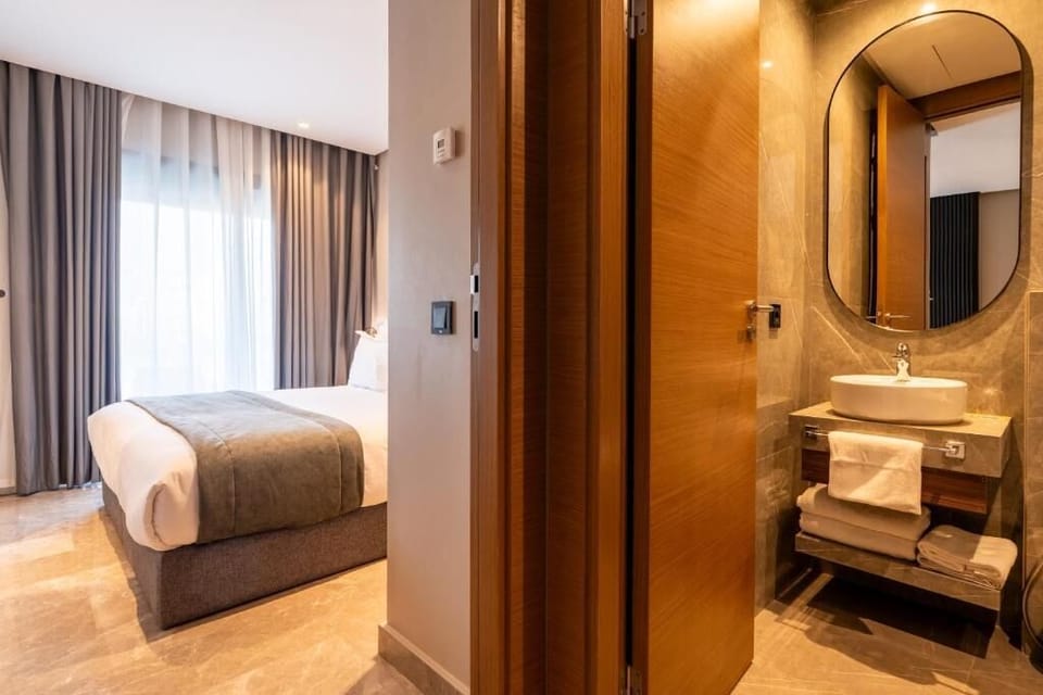 Junior Studio Suite | Bathroom | Shower, hair dryer, bidet, towels