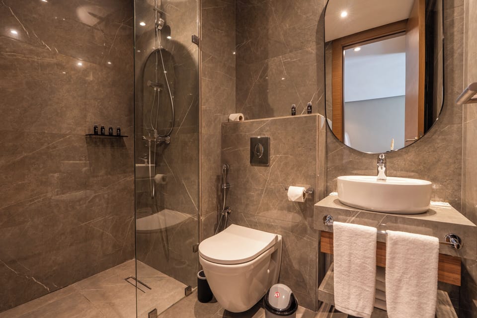 Standard Studio Suite | Bathroom | Shower, hair dryer, bidet, towels