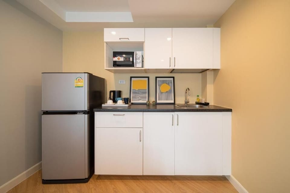 One-Bedroom Apartment with Balcony | Private kitchen