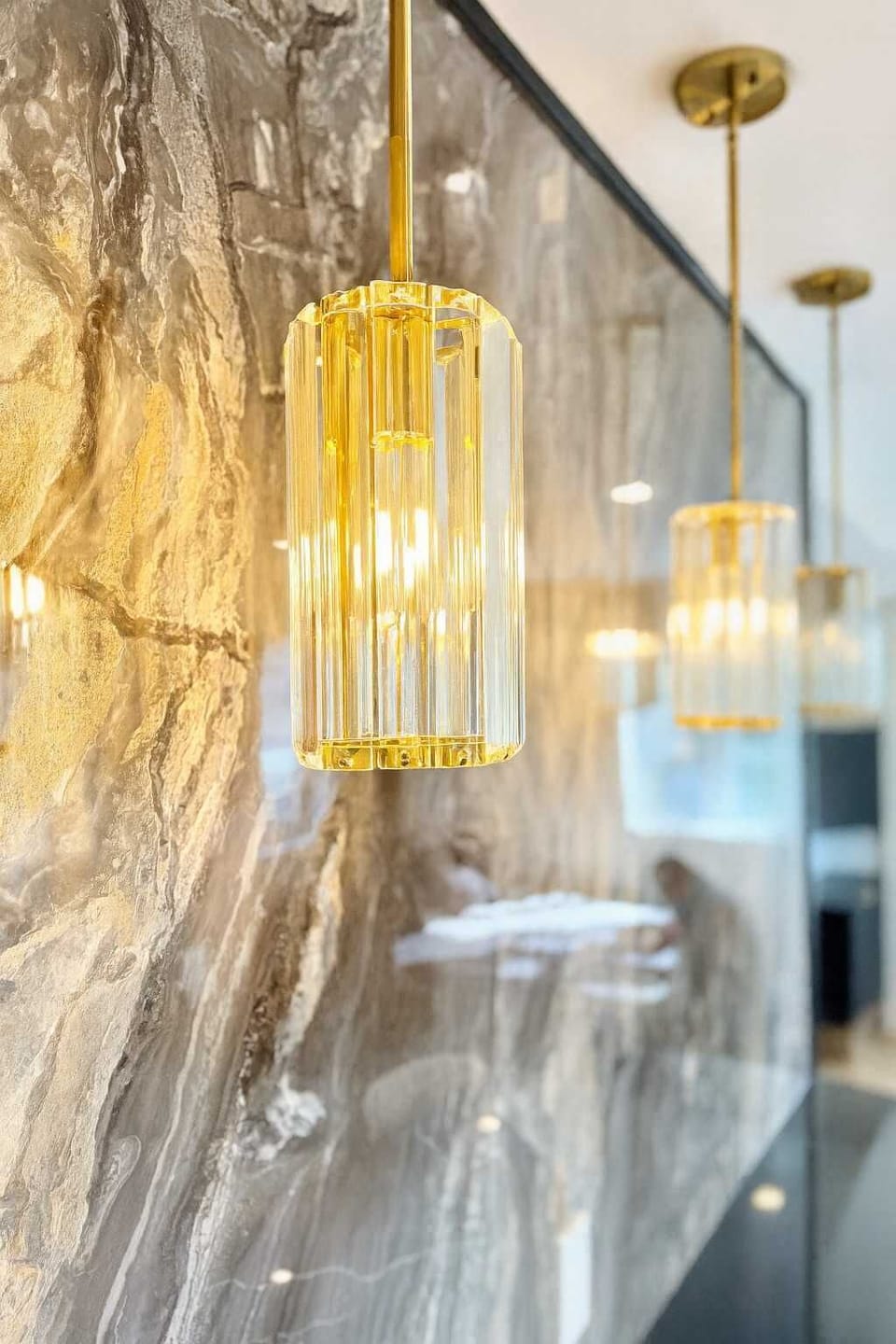 Salle à manger élégante à Boischatel — des luminaires superbes illuminent un espace chic et raffiné, idéal pour partager des repas mémorables dans une ambiance chaleureuse.